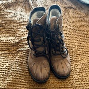 Like new Ugg Duck boots